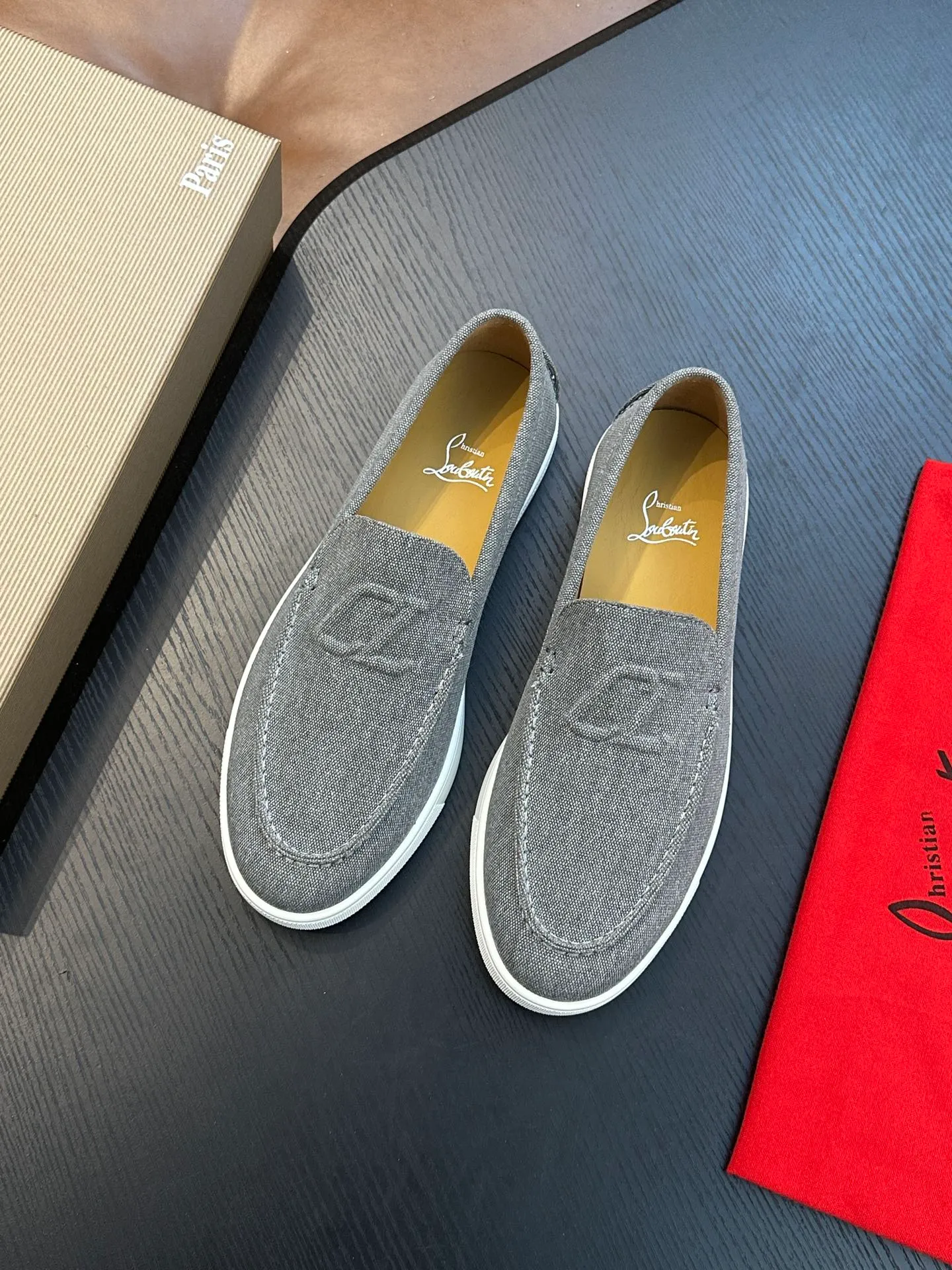 P760💰Christian Louboutin (red-soled shoes) Italian men’s casual sneakers are shipped! Each pair of shoes from this Italian handmade shoe brand has a simple and classic design, which is very comfortable and versatile! The upper fabric of this shoe is made of imported cowhide, with high-end and comfortable cowhide lining! The outsole is made of original rubber bottom sheets and is lined with cowhide! Brand-specific molded footbed, exclusive private mold control! Original box packaging, with shoe storage bag! 39 40 41 42 43 44 (38 45 46 customized)